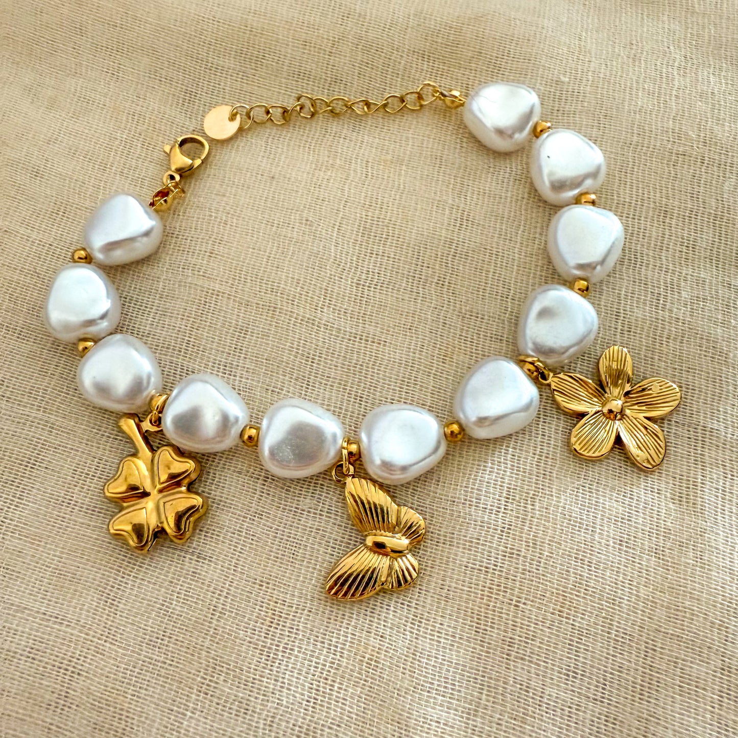 Pulsera Aura Serena  （ Corazones Luminosos con Charms Dorados）