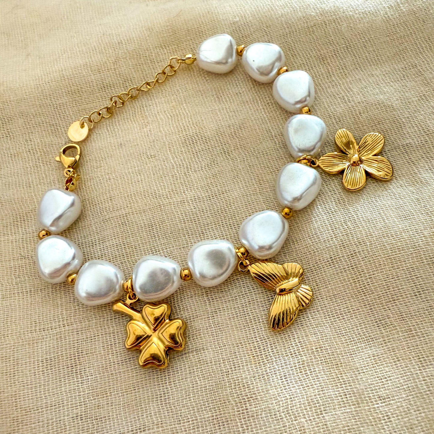 Pulsera Aura Serena  （ Corazones Luminosos con Charms Dorados）