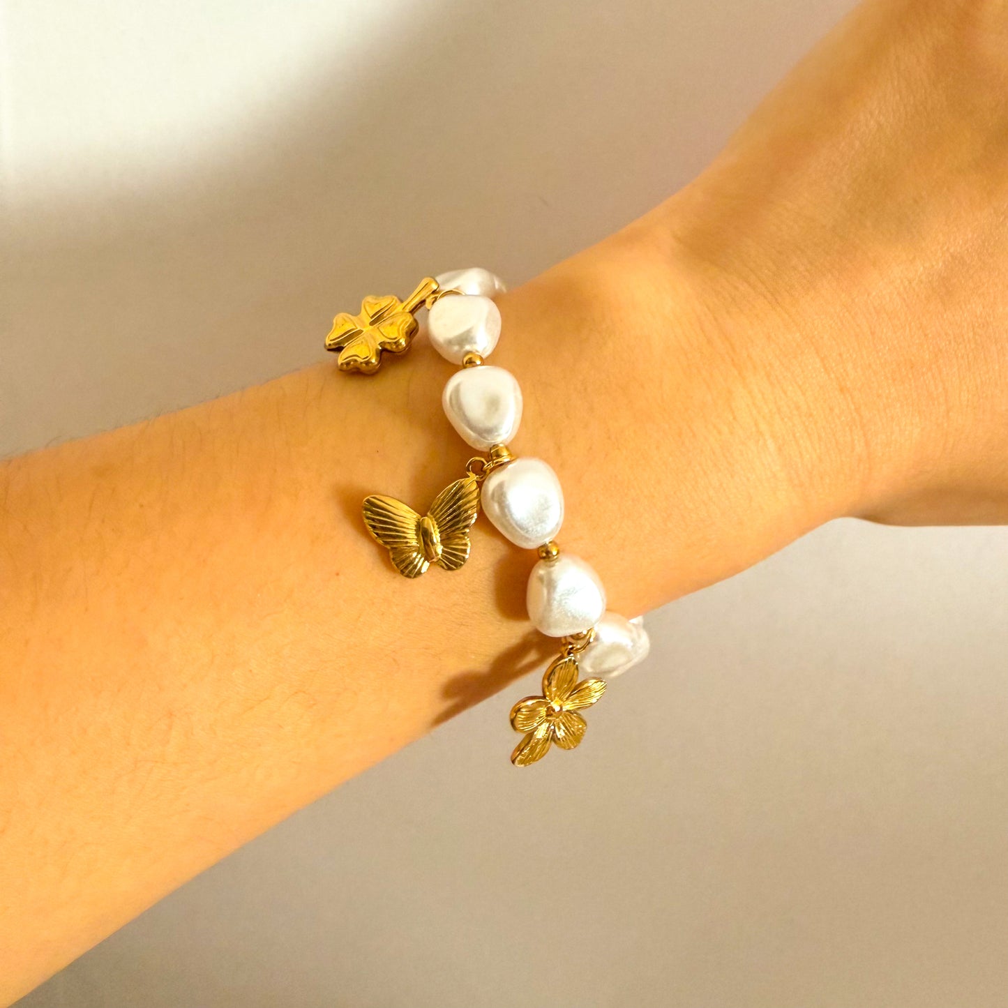 Pulsera Aura Serena  （ Corazones Luminosos con Charms Dorados）