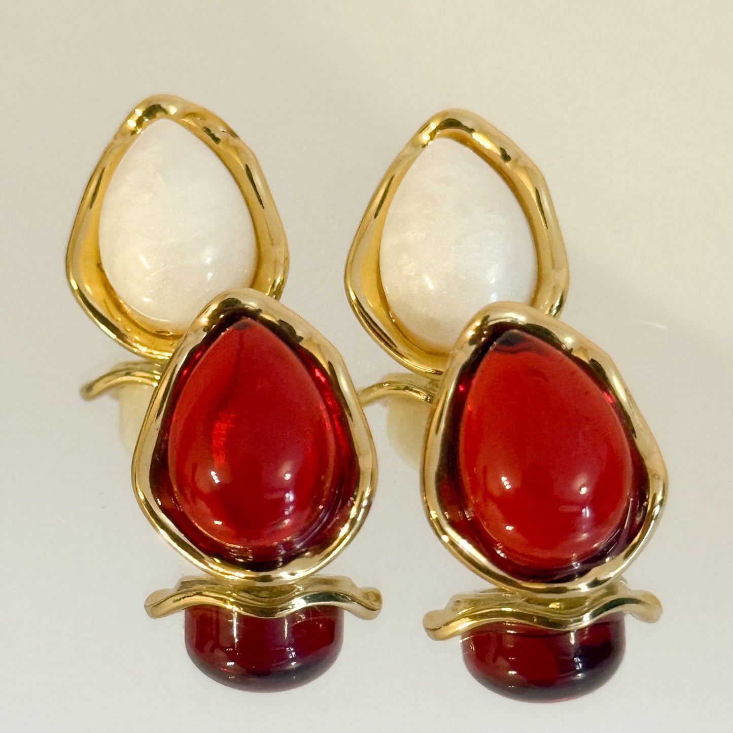 Pendientes Gota Suave  （Blanca/Rojo Dorada）