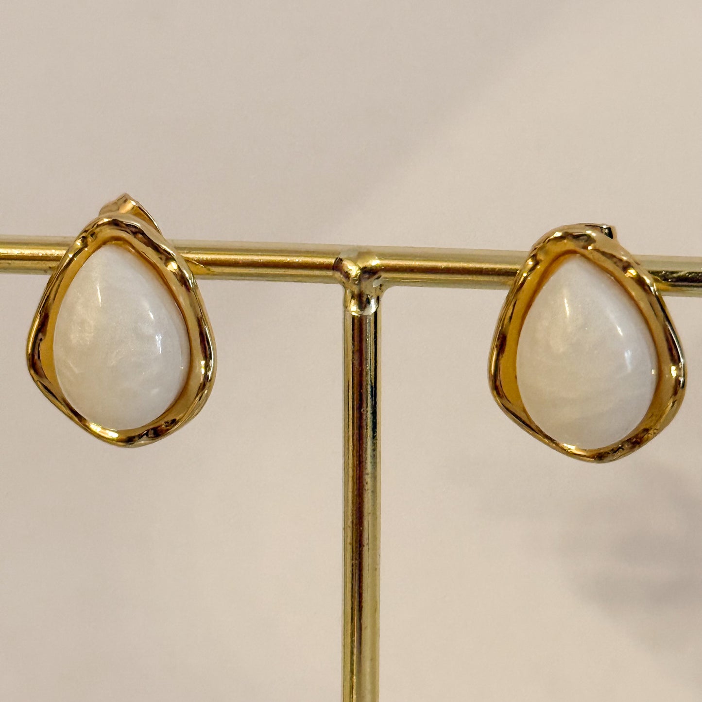 Pendientes Gota Suave  （Blanca/Rojo Dorada）