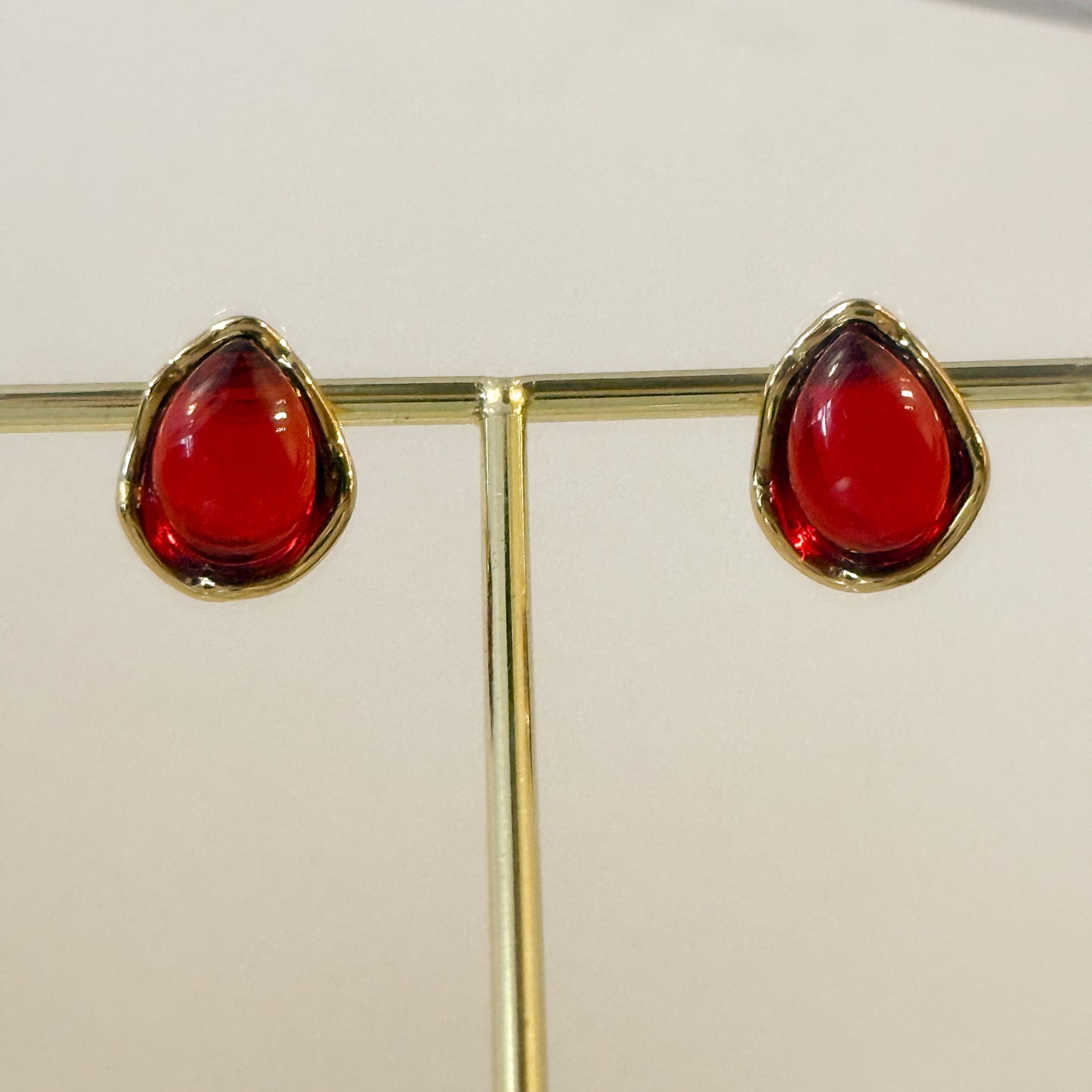 Pendientes Gota Suave  （Blanca/Rojo Dorada）