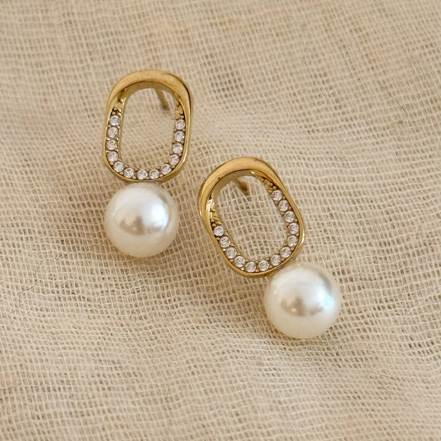 Pendientes Luz Serena  （ Óvalo Blanco con Circonitas）