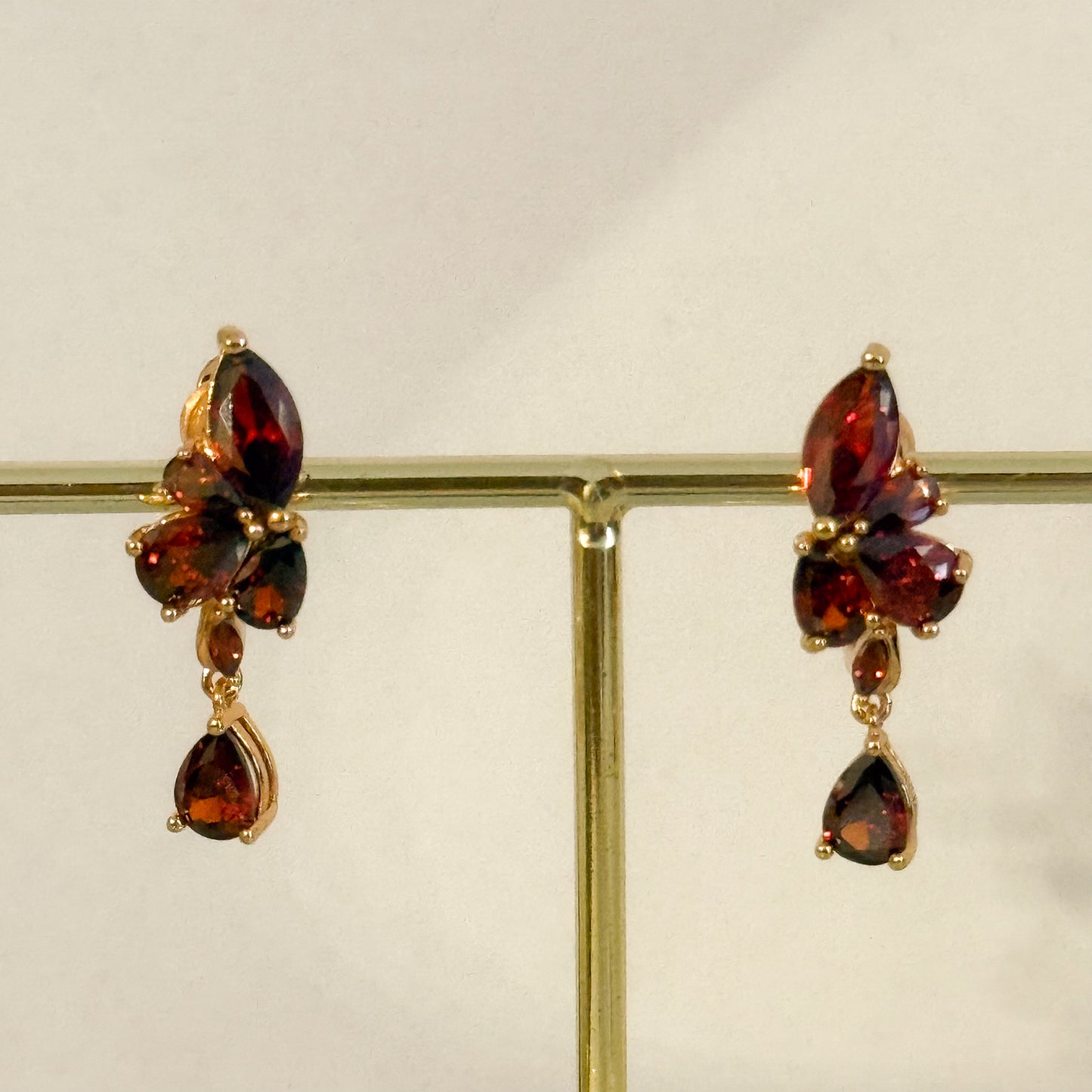 Pendientes Mariposa Encanto  （Gota Roja con Diseño Floral）