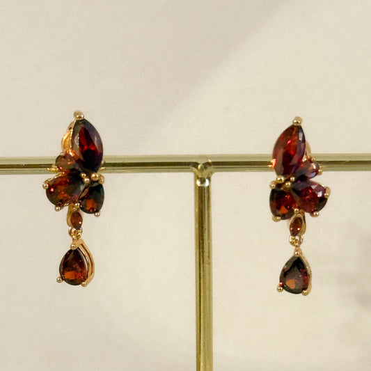 Pendientes Mariposa Encanto  （Gota Roja con Diseño Floral）