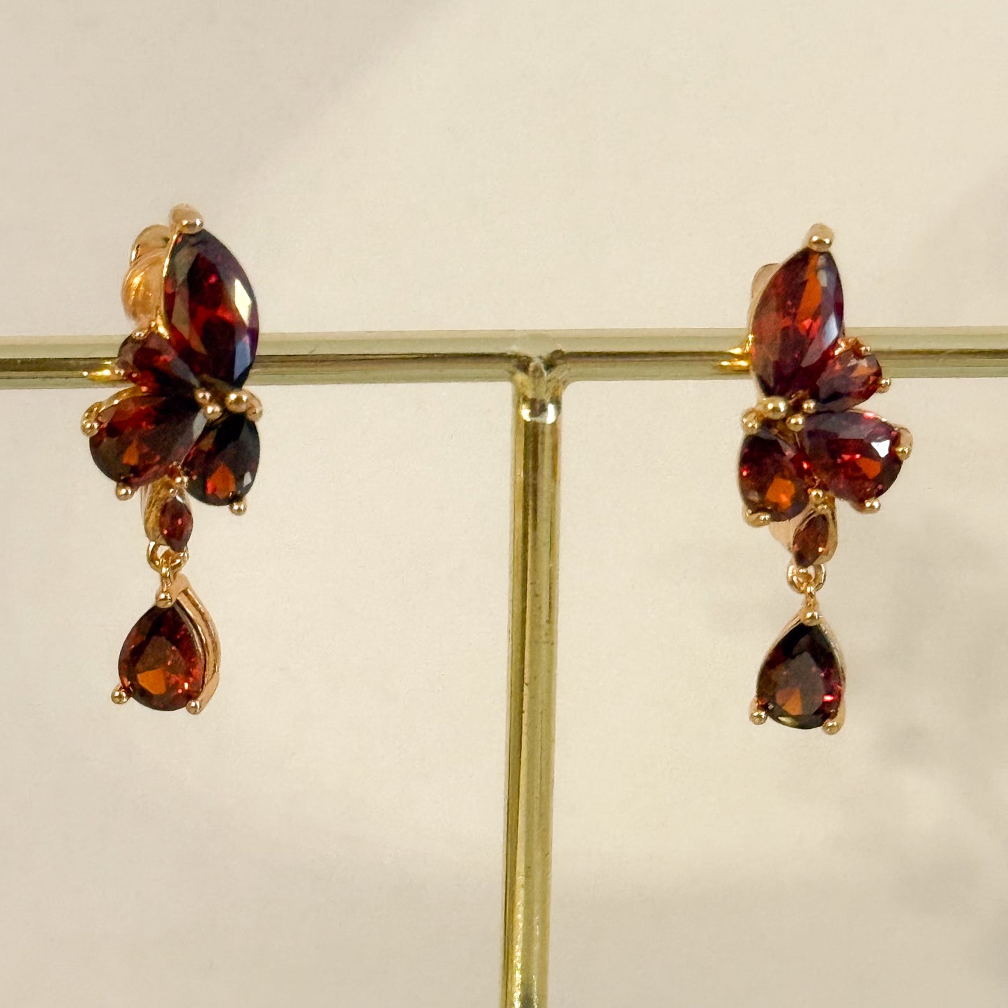 Pendientes Mariposa Encanto  （Gota Roja con Diseño Floral）