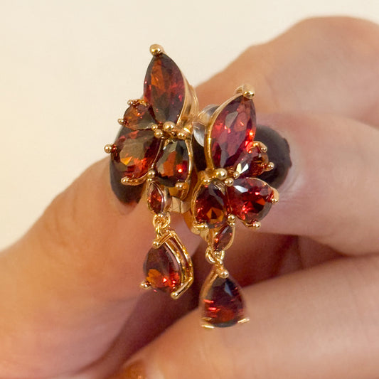 Pendientes Mariposa Encanto  （Gota Roja con Diseño Floral）