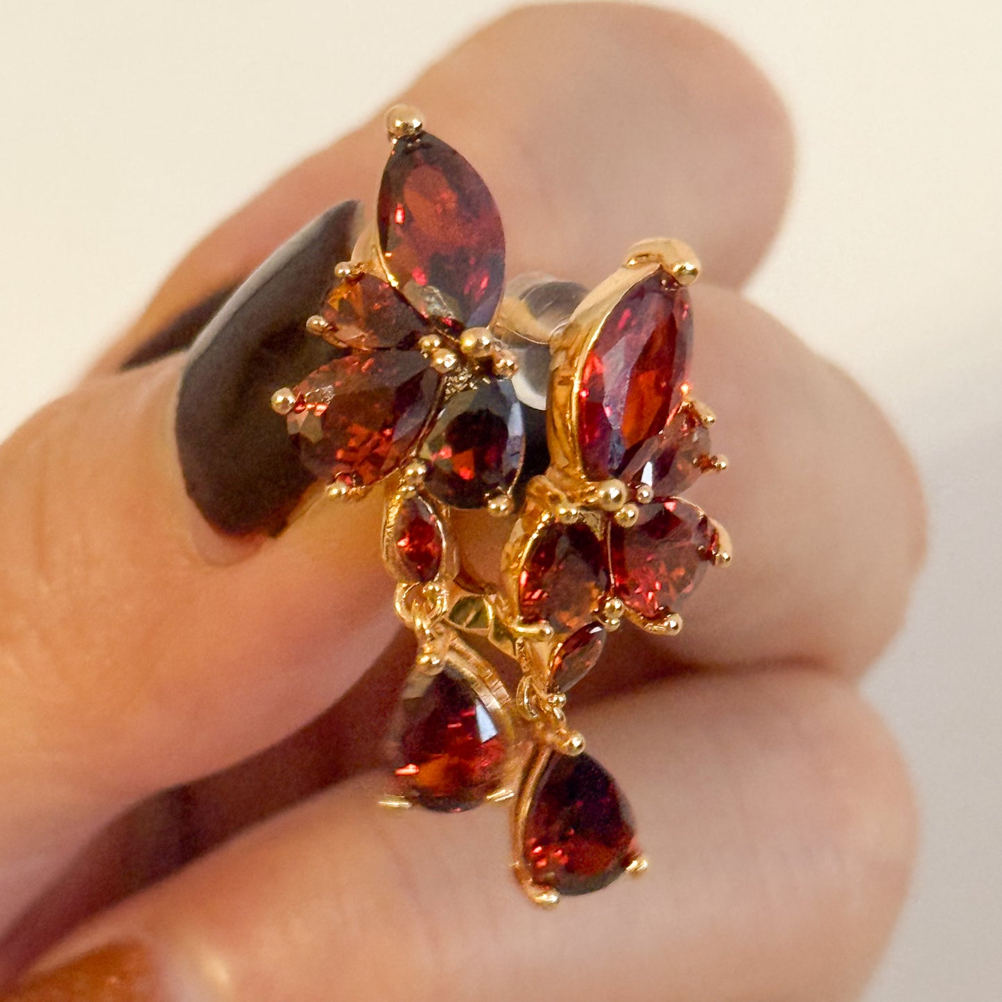 Pendientes Mariposa Encanto  （Gota Roja con Diseño Floral）