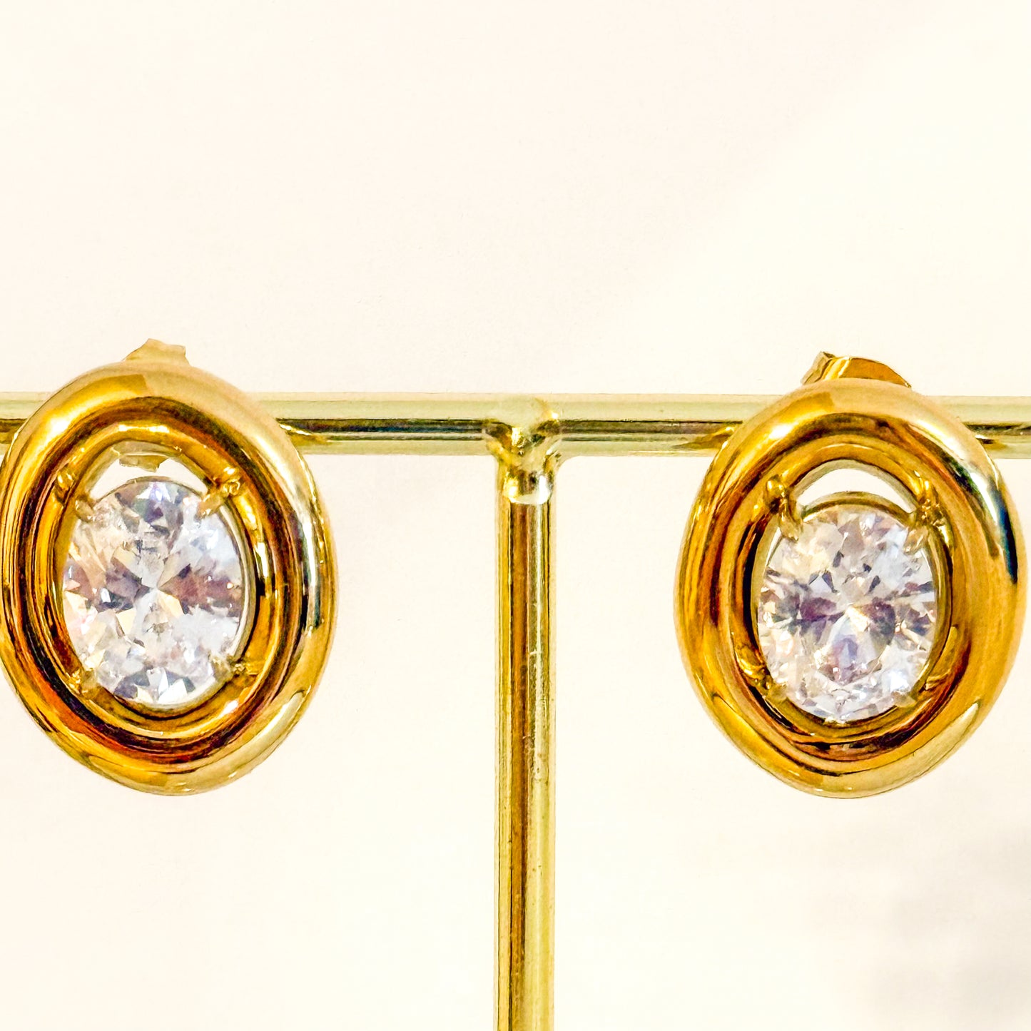 Pendientes Brillo Imperial （Banda Dorada con Circonitas）