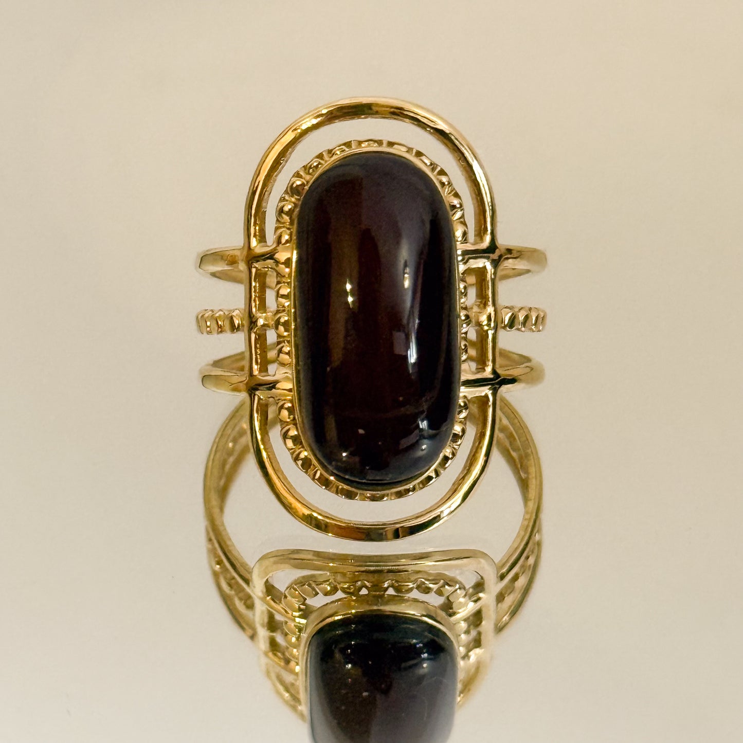 Anillo Noche Serena  （Sello Dorado Ovalado con Acabado Oscuro）