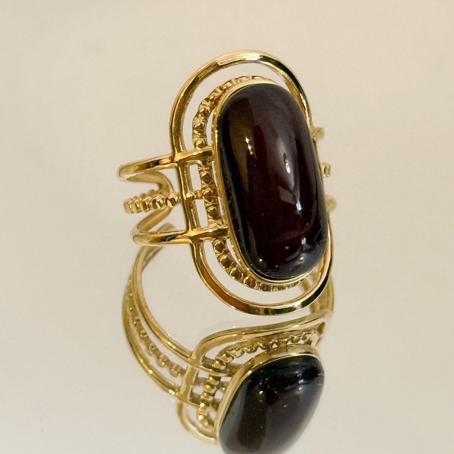 Anillo Noche Serena  （Sello Dorado Ovalado con Acabado Oscuro）