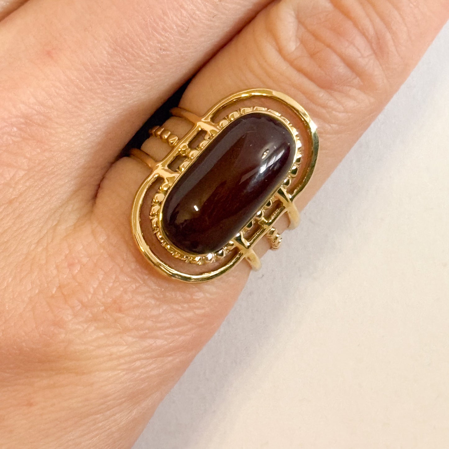 Anillo Noche Serena  （Sello Dorado Ovalado con Acabado Oscuro）