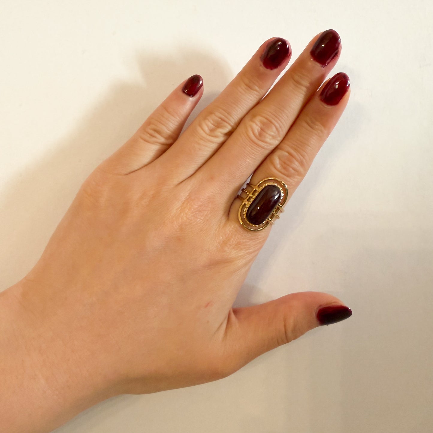 Anillo Noche Serena  （Sello Dorado Ovalado con Acabado Oscuro）