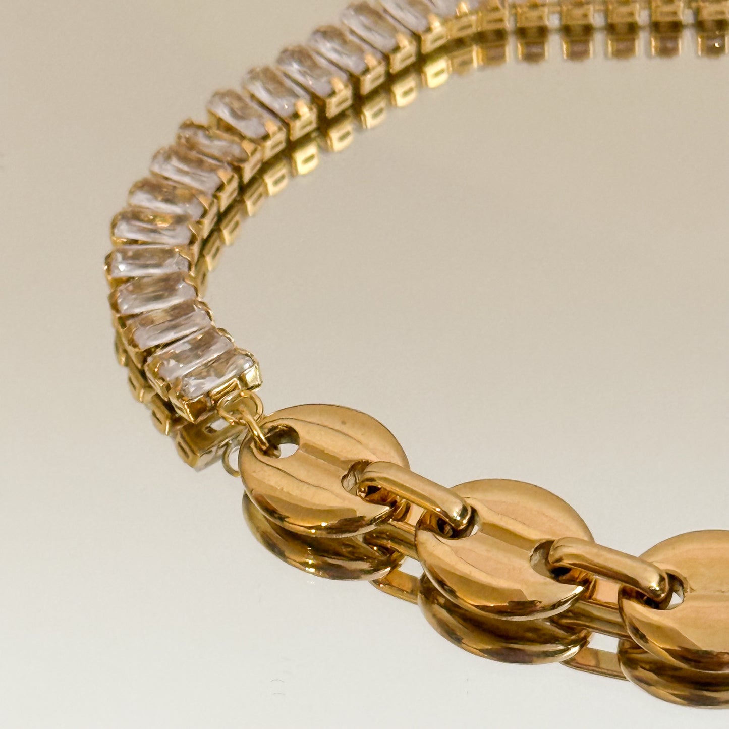 Pulsera Brillo Urbano  （Pulsera Dorada Mixta con Eslabones y Detalles Luminosos）