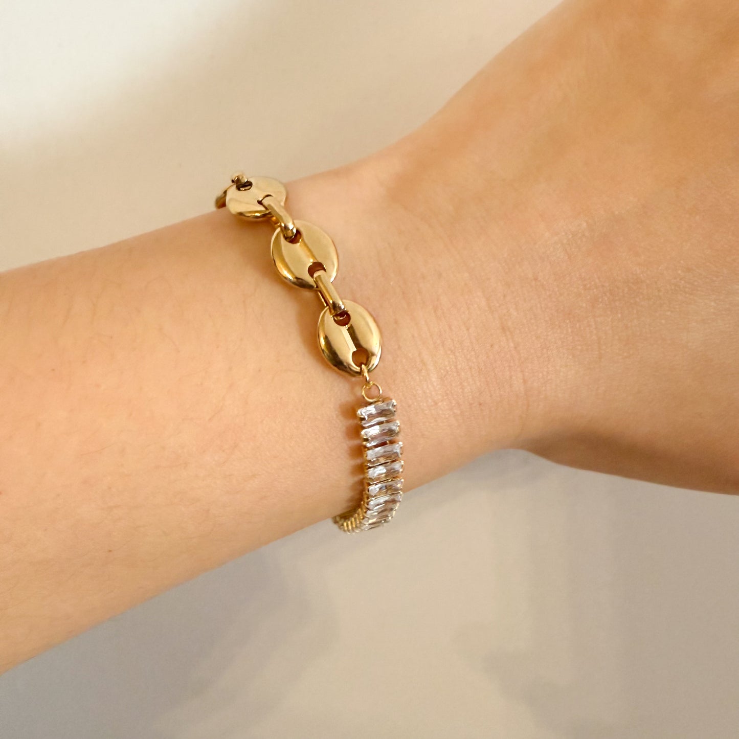 Pulsera Brillo Urbano  （Pulsera Dorada Mixta con Eslabones y Detalles Luminosos）