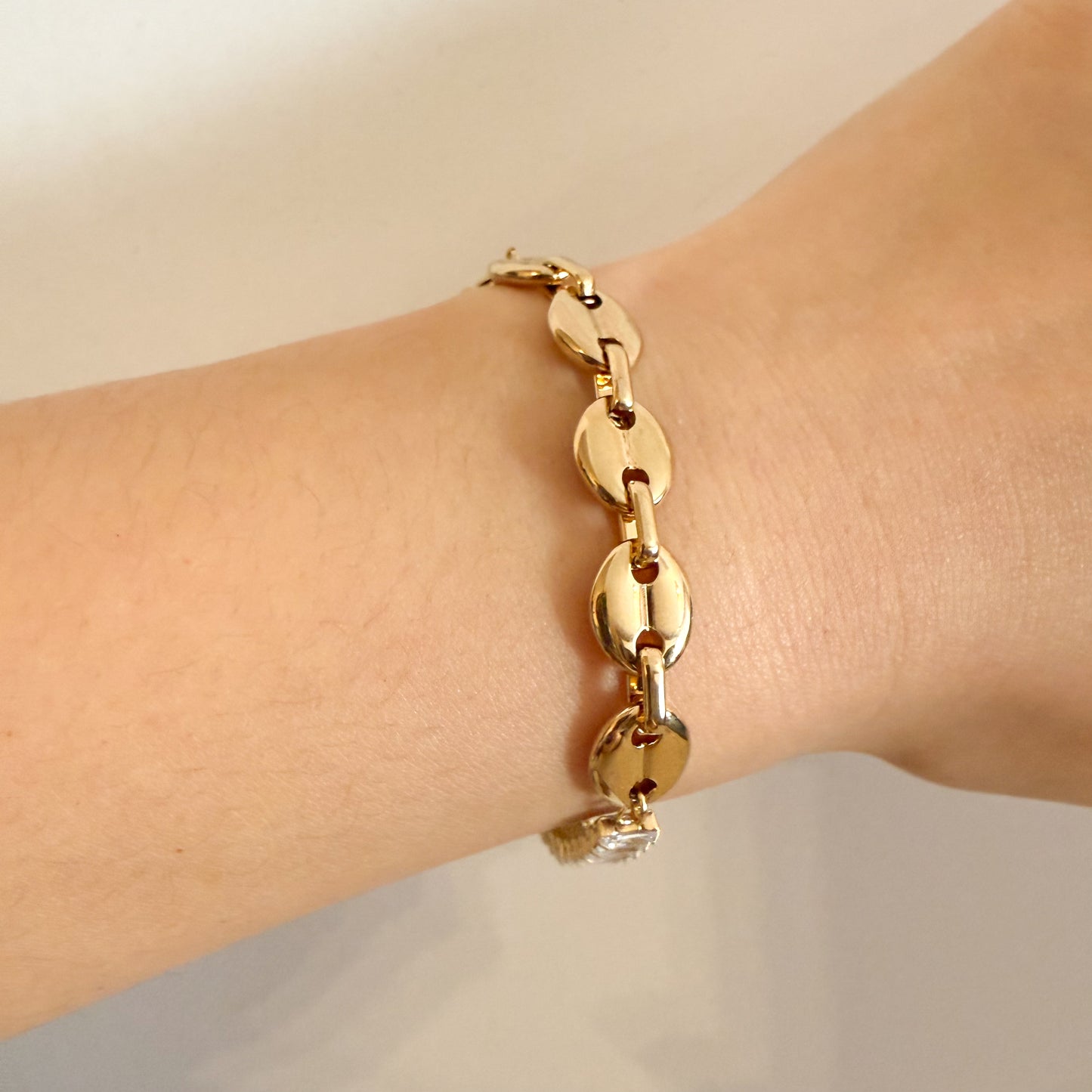 Pulsera Brillo Urbano  （Pulsera Dorada Mixta con Eslabones y Detalles Luminosos）