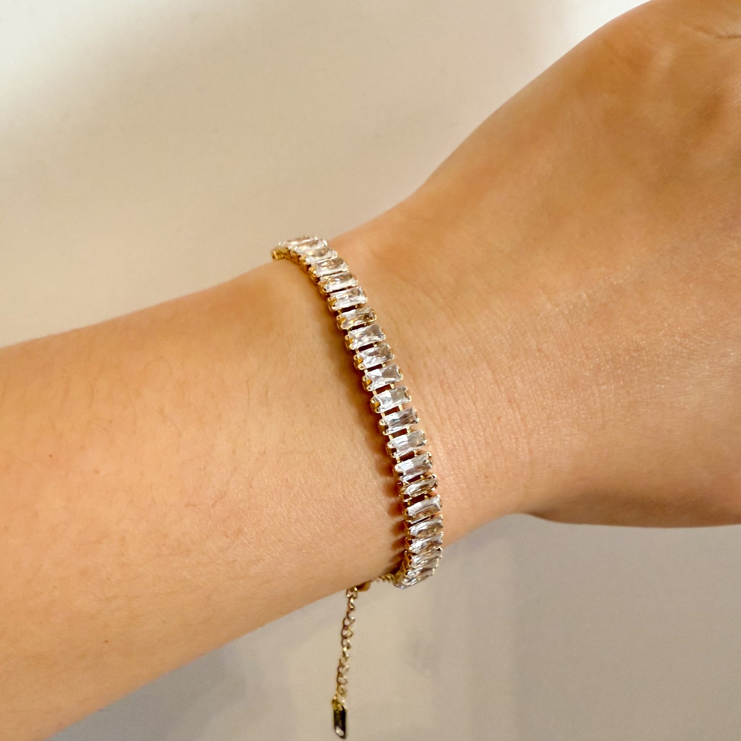 Pulsera Brillo Urbano  （Pulsera Dorada Mixta con Eslabones y Detalles Luminosos）