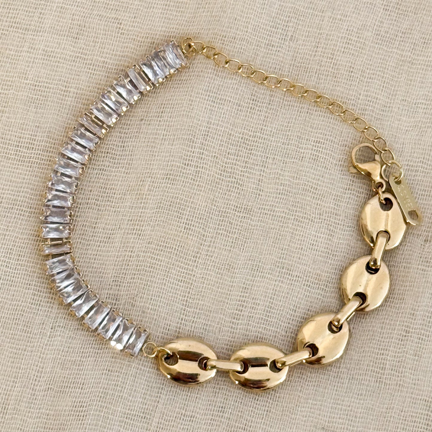 Pulsera Brillo Urbano  （Pulsera Dorada Mixta con Eslabones y Detalles Luminosos）