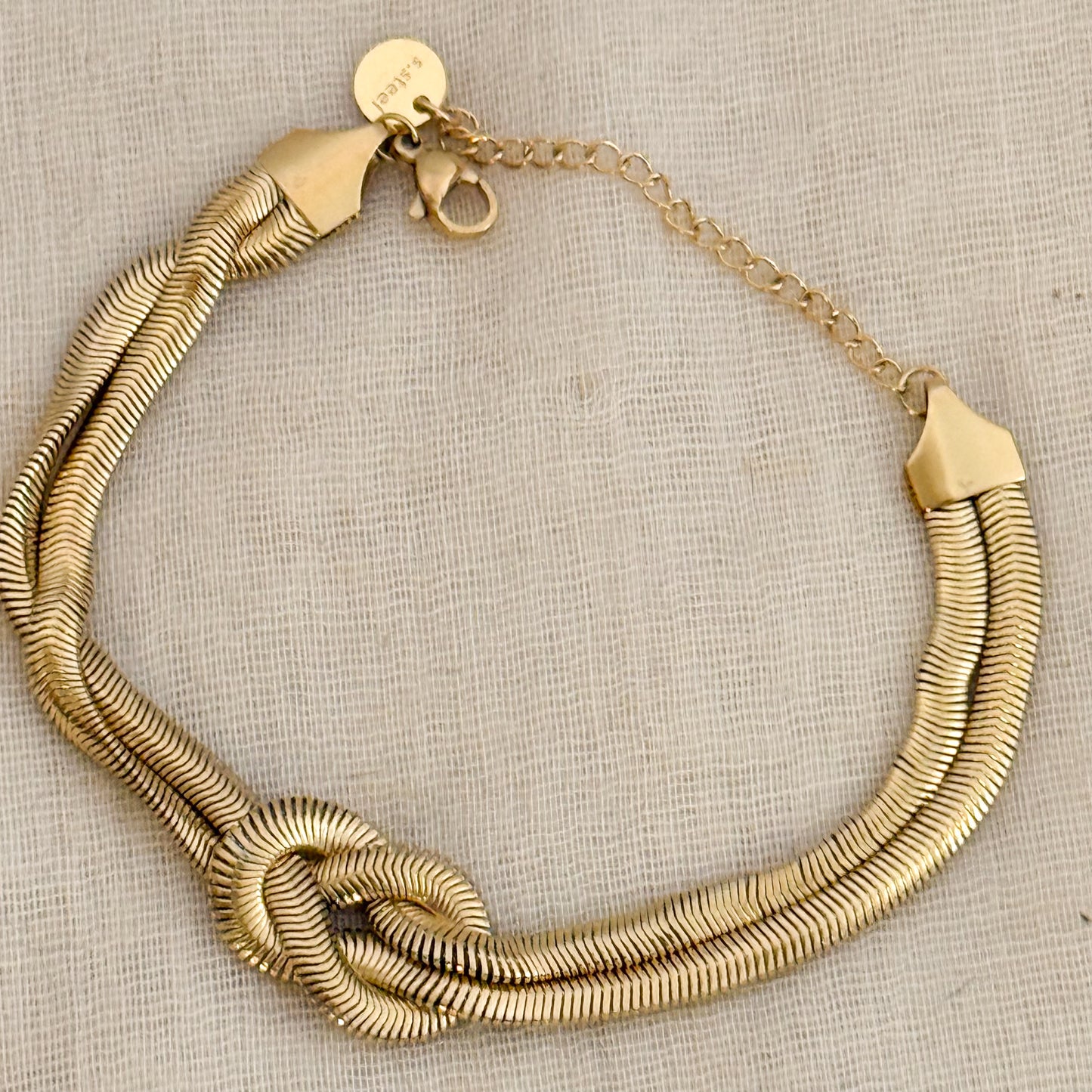 Pulsera Nudo Dorado  （Pulsera Dorada con Diseño de Nudo Central）