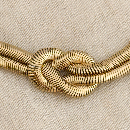 Pulsera Nudo Dorado  （Pulsera Dorada con Diseño de Nudo Central）