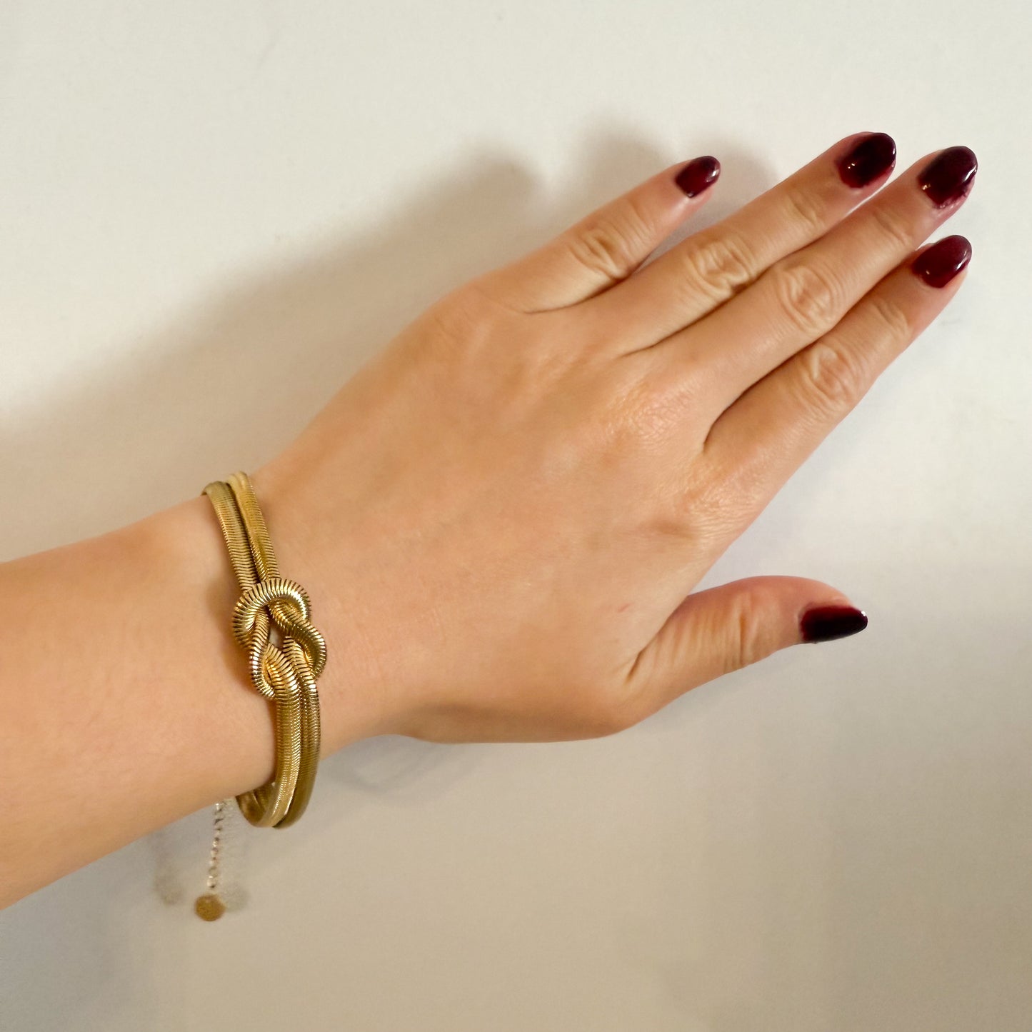 Pulsera Nudo Dorado  （Pulsera Dorada con Diseño de Nudo Central）