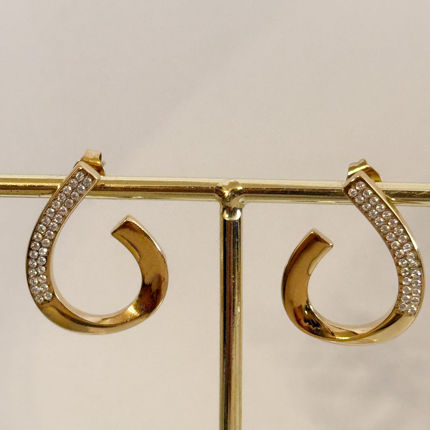 Pendientes Arco Luz  （Pendientes Curvos Dorados con Detalles Brillantes）