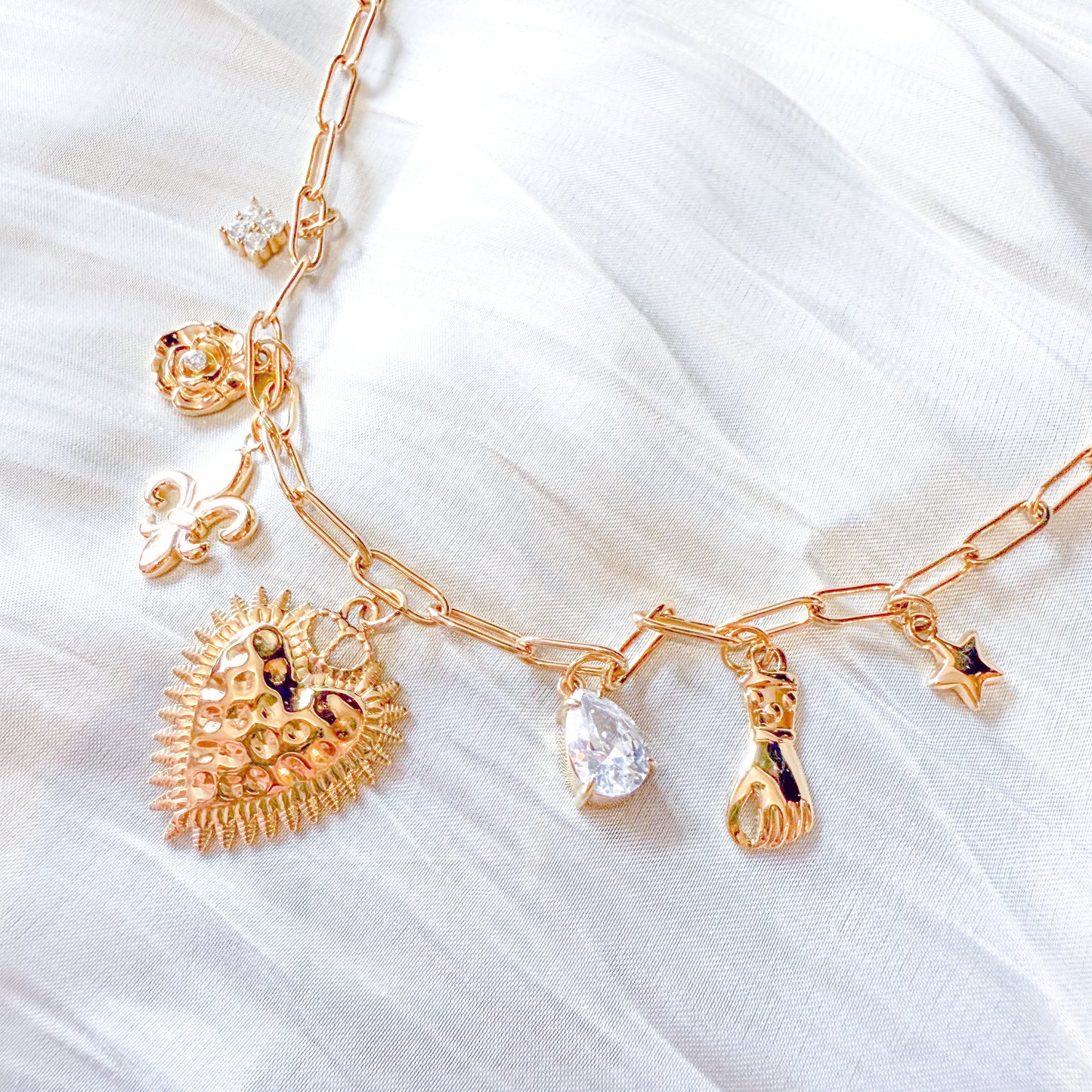 Collar Corazon Amuleto Dorado (charms）