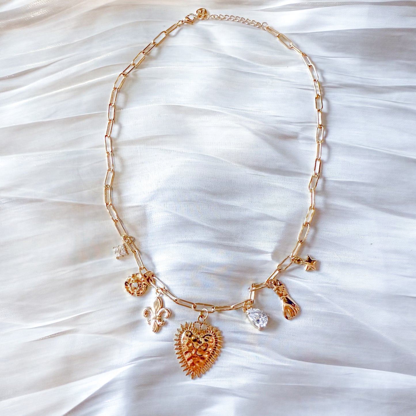 Collar Corazon Amuleto Dorado (charms）