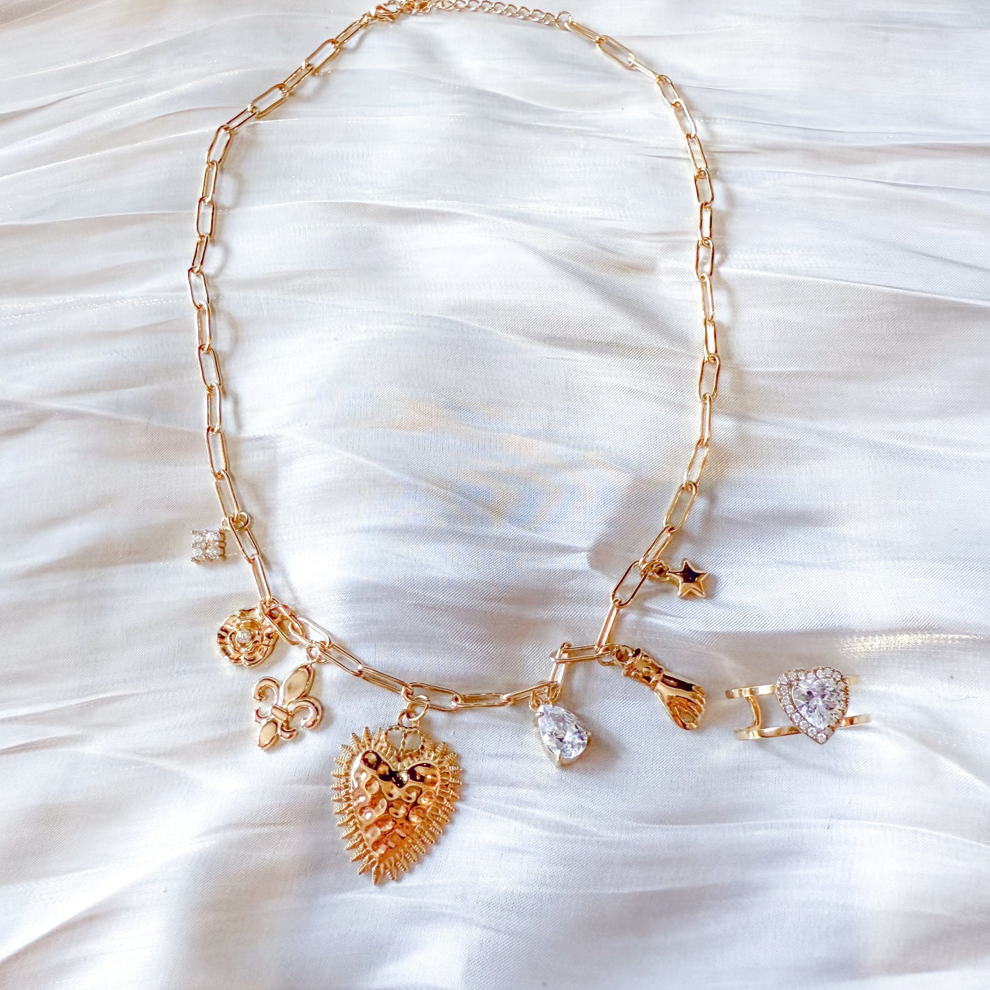 Collar Corazon Amuleto Dorado (charms）