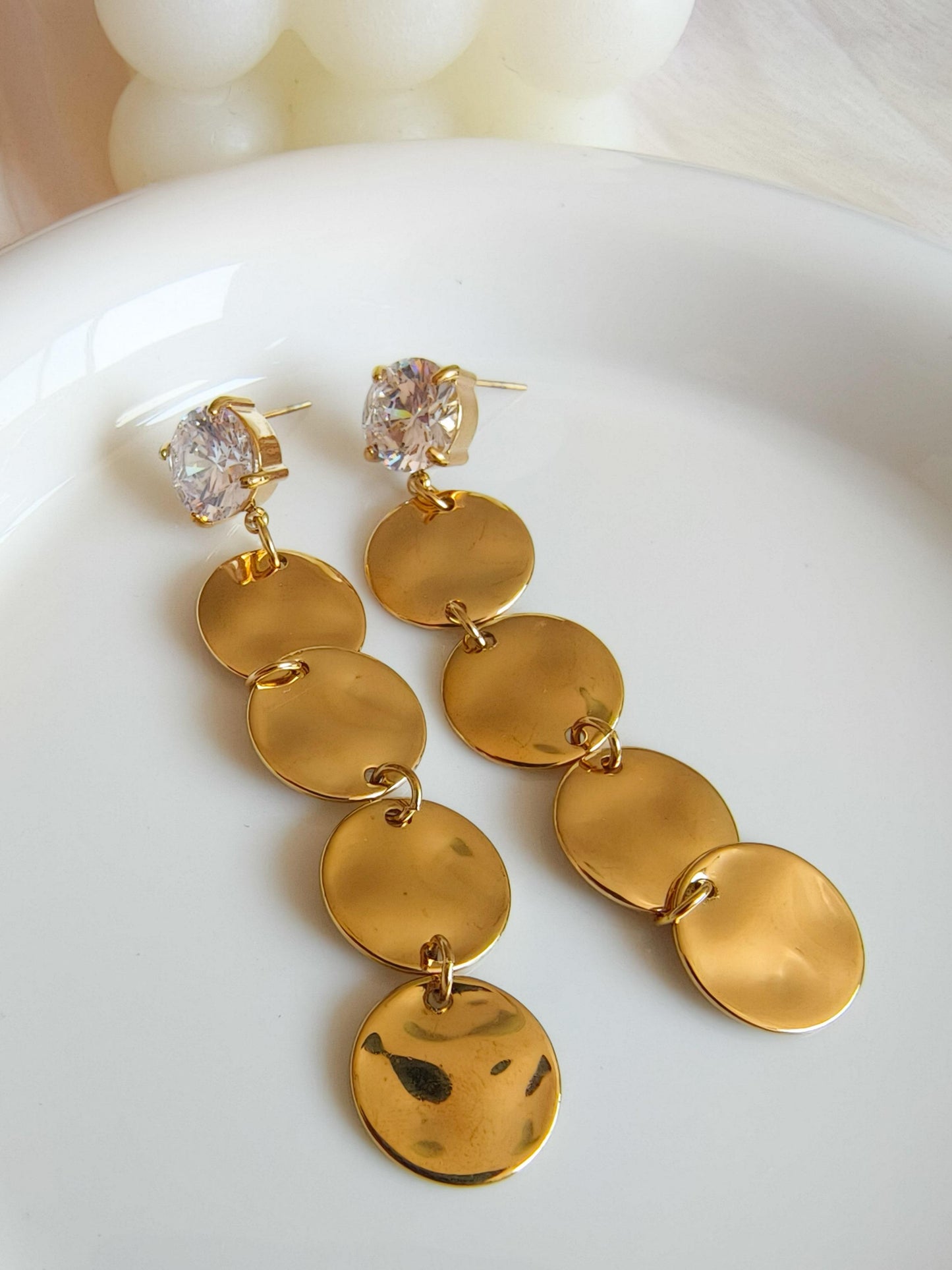 Pendientes largos con diseño de ondas redondas y circonita grande