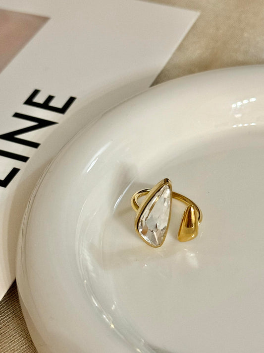 Anillo con diamantes triangulares ajustable
