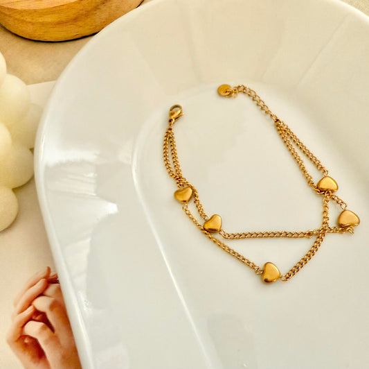 Pulsera de doble cadena con corazón.