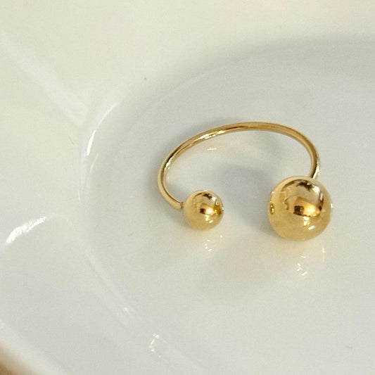 Anillo Ajustable de Dos Bolitas Doradas - Joyería Moderna