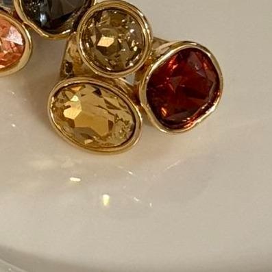 Anillo brillante de tres colores ajustable.