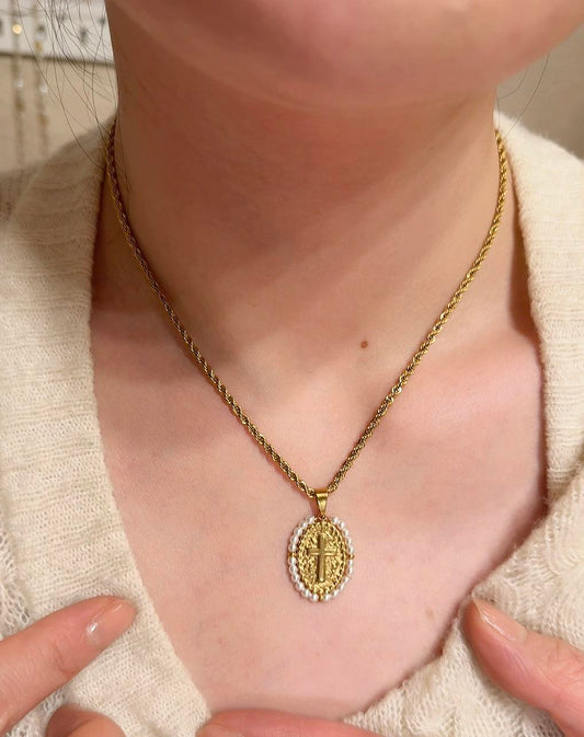 Collar con medalla cruzada