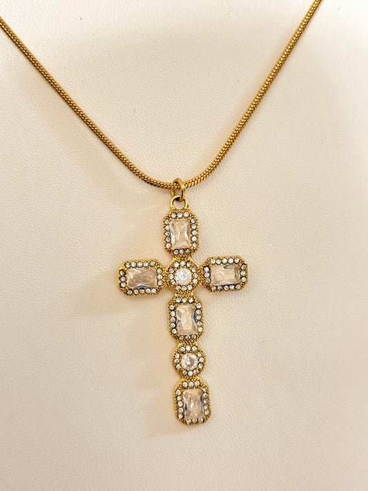 Collar de diamantes con cruz de moda