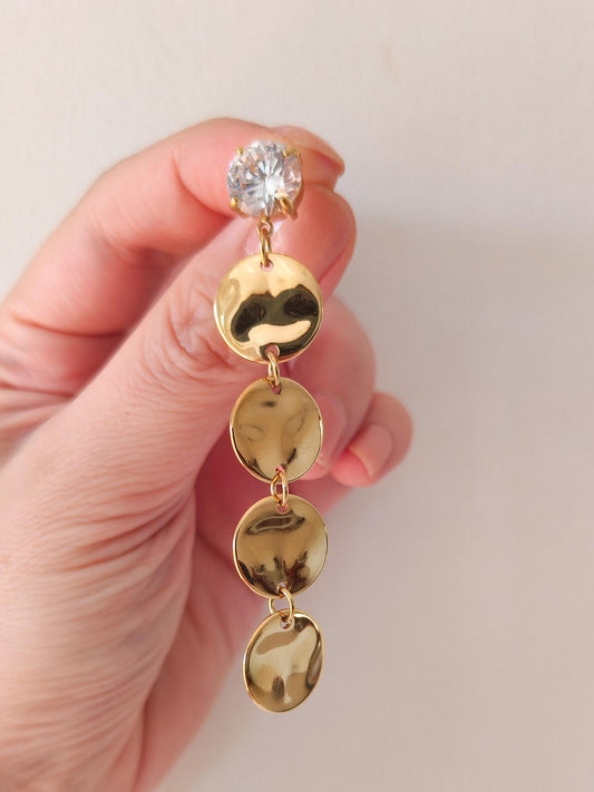 Pendientes largos con diseño de ondas redondas y circonita grande